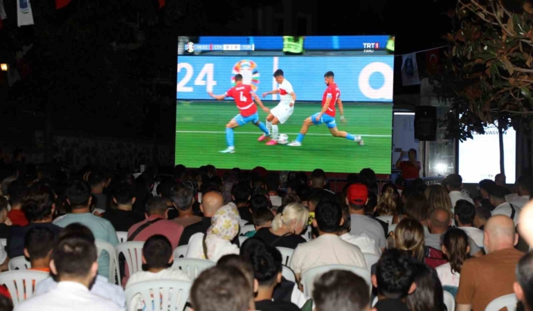 Dev ekranda ay yıldızlı heyecan