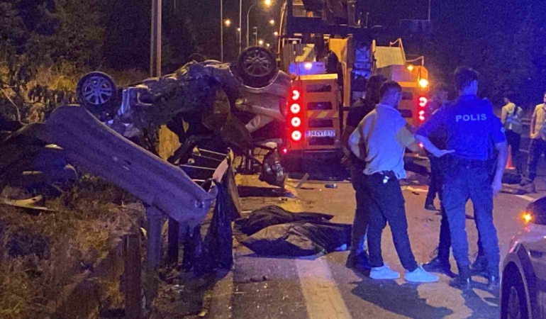 Devrilen otomobilde 3 kişi hayatını kaybetti