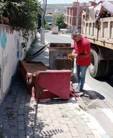 Dilovası’nda çöpe atılan ev eşyaları bertaraf ediliyor