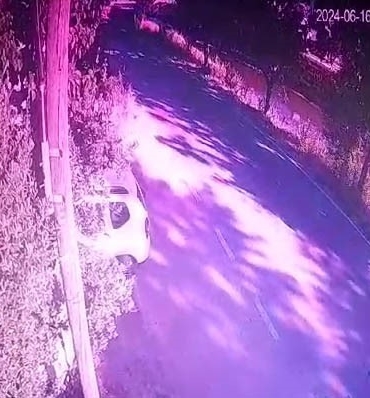 Direksiyon hakimiyetini kaybetti, dereye uçtu