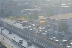 Düğün konvoyu yolu trafiğe kapattı, yüzlerce metre araç kuyruğu oluştu