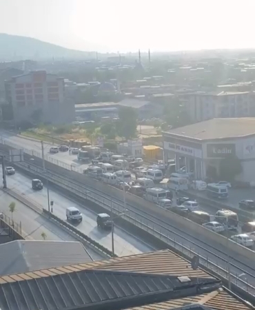 Düğün konvoyu yolu trafiğe kapattı, yüzlerce metre araç kuyruğu oluştu