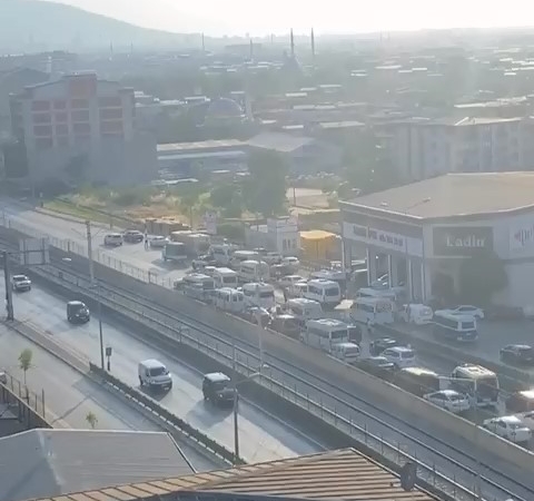 Düğün konvoyu yolu trafiğe kapattı, yüzlerce metre araç kuyruğu oluştu
