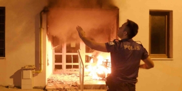 Duman saran apartmanda kalanlar zor anlar yaşadı