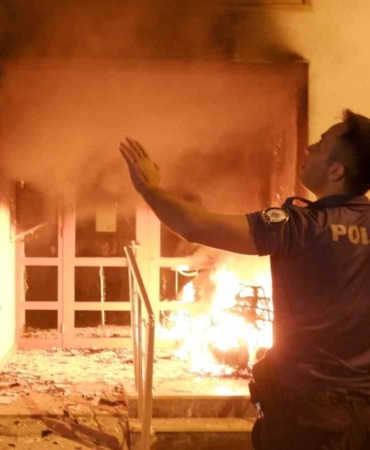 Duman saran apartmanda kalanlar zor anlar yaşadı