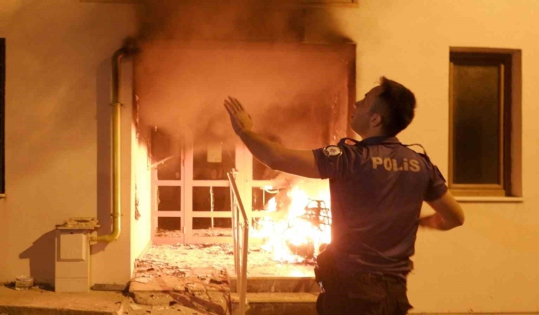 Duman saran apartmanda kalanlar zor anlar yaşadı