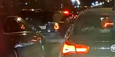 E-5 Karayolu’nda dehşet anları kamerada: Korsan taksici kadını araçtan attı