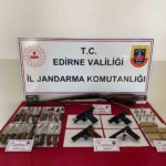 Edirne’de 4 tabanca, 1 av tüfeği ve 23 kasatura ele geçirildi