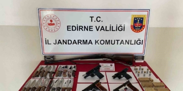 Edirne’de 4 tabanca, 1 av tüfeği ve 23 kasatura ele geçirildi