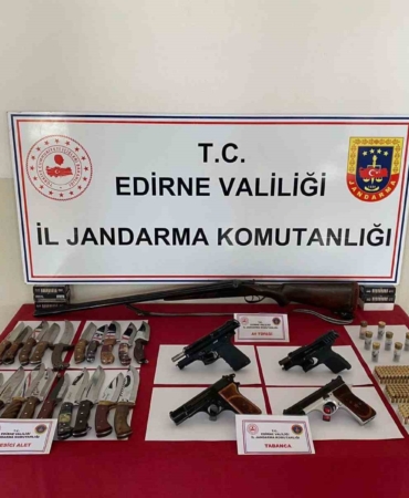 Edirne’de 4 tabanca, 1 av tüfeği ve 23 kasatura ele geçirildi