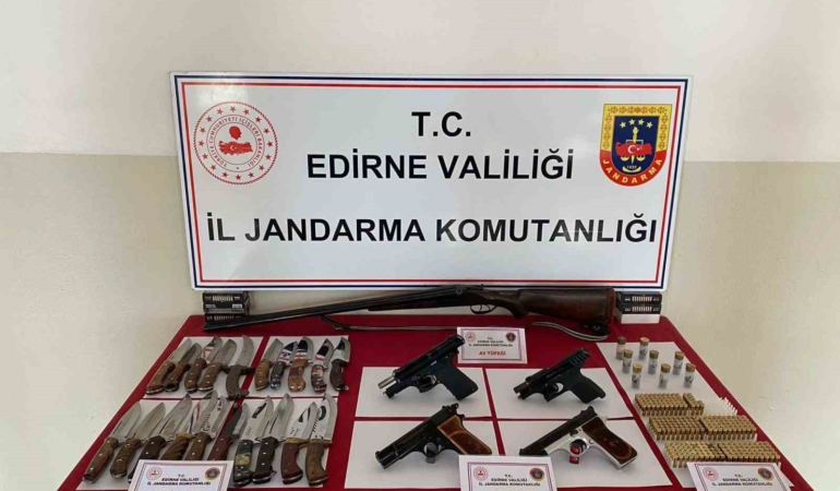 Edirne’de 4 tabanca, 1 av tüfeği ve 23 kasatura ele geçirildi
