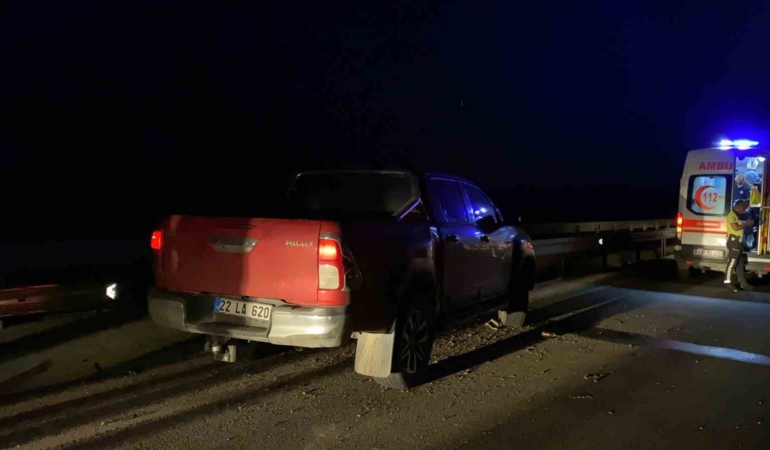 Edirne’de alkollü sürücünün kullandığı kamyonet bariyerlere çarptı: 1 yaralı