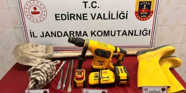 Edirne’de kaçak kazı yapan şüpheli suçüstü yakalandı