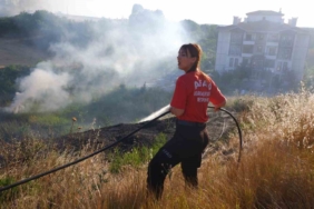 Edirne’de otluk alanda çıkan yangın evlere sıçramadan söndürüldü