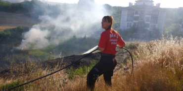 Edirne’de otluk alanda çıkan yangın evlere sıçramadan söndürüldü