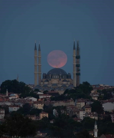 Edirne’de Selimiye Camii ve dolunay görsel şölen oluşturdu