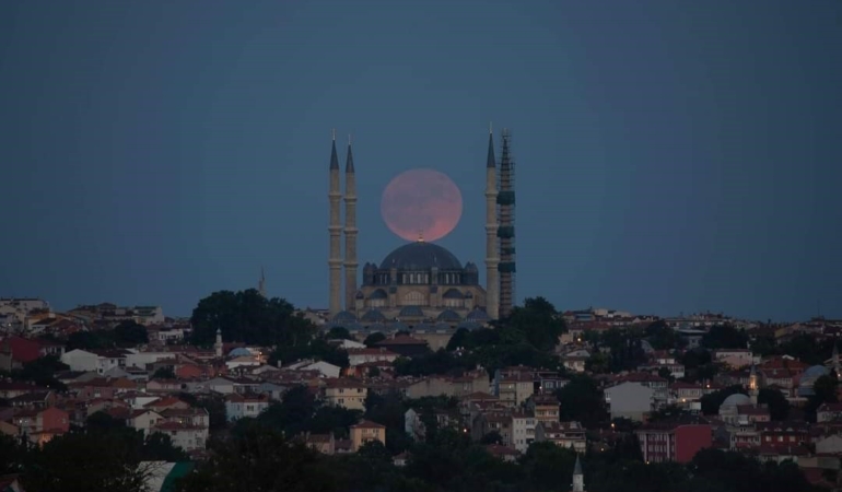 Edirne’de Selimiye Camii ve dolunay görsel şölen oluşturdu
