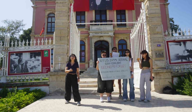 Edirne’de üniversite öğrencileri ulaşım zammını protesto etti