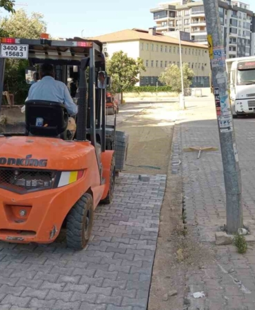 Edremit Belediyesi Kadıköy Mahallesi’nde yolları düzenliyor