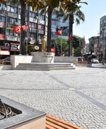 Edremit Cumhuriyet Meydanı yenilendi