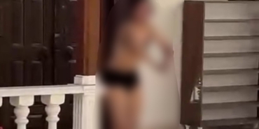 Edremit’te cami önünde kıyafetlerini çıkaran kadın hakkında polis işlem yaptı