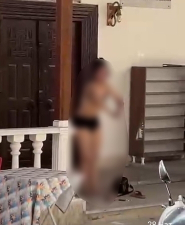 Edremit’te cami önünde kıyafetlerini çıkaran kadın hakkında polis işlem yaptı