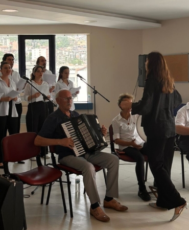 Eğitimini tamamlayan kursiyerlerden mini konser