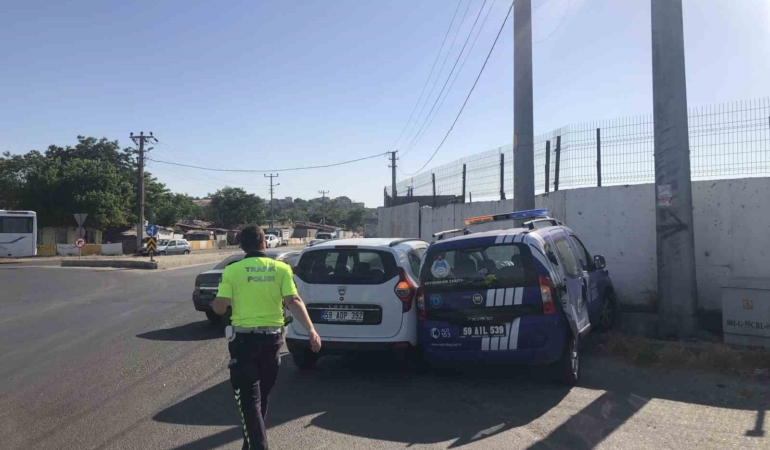 Ehliyetsiz sürücü zabıta aracıyla çarpıştı: 1 yaralı