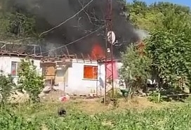 Elektrik kontağından çıkan yangın evi küle çevirdi
