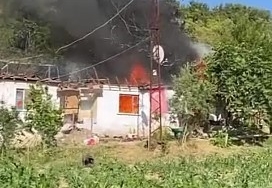 Elektrik kontağından çıkan yangın evi küle çevirdi