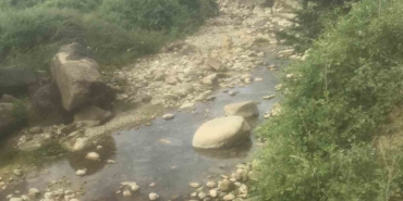 Eliyle balık tutmaya çalışırken taşa sıkıştı, boğularak hayatını kaybetti