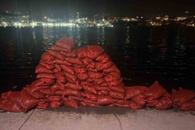 Eminönü sahilinde midye kaçakçılarına operasyon: 2 ton midye yakalandı