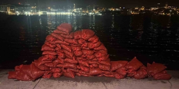 Eminönü sahilinde midye kaçakçılarına operasyon: 2 ton midye yakalandı