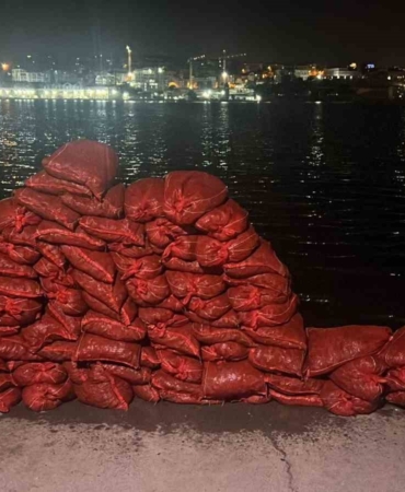 Eminönü sahilinde midye kaçakçılarına operasyon: 2 ton midye yakalandı