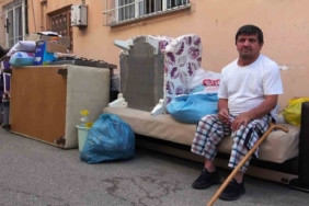Engelli aile kira yüzünden sokağa atıldı
