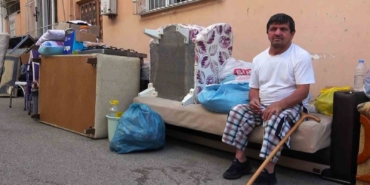 Engelli aile kira yüzünden sokağa atıldı