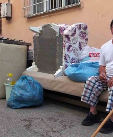 Engelli aile kira yüzünden sokağa atıldı