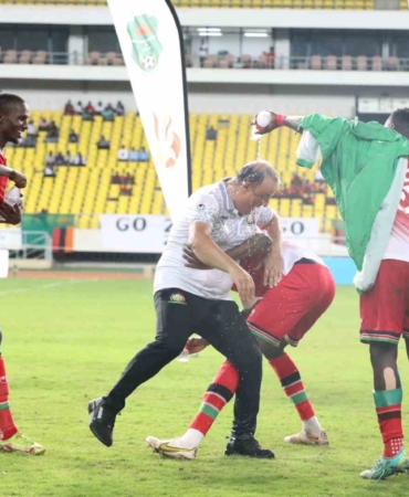 Engin Fırat’a Fildişi Sahili maçı sonrası sulu kutlama