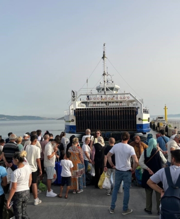 Erdek iskelesinde bayram tatili yoğunluğu