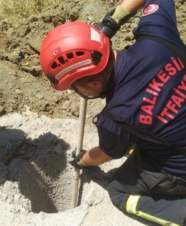 Erdek’te çukura düşen yavru domuzun imdadına itfaiye yetişti