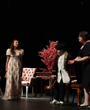 Esenler’de tiyatro sahnesine çıkan gençler göz doldurdu