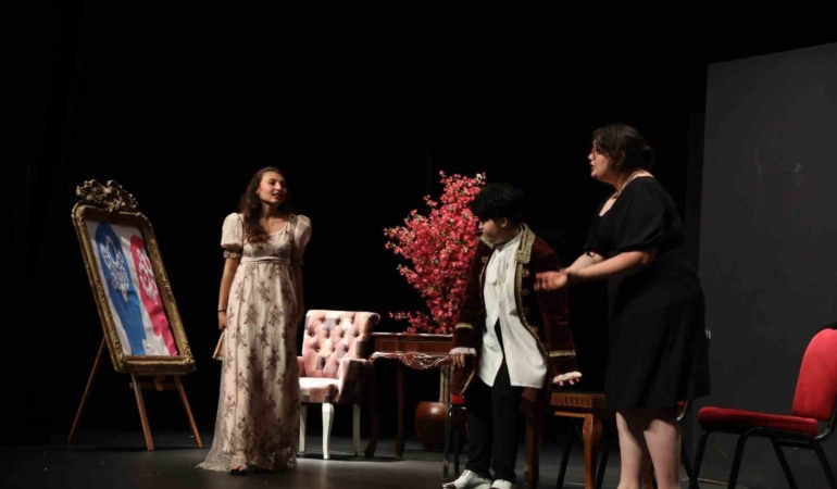 Esenler’de tiyatro sahnesine çıkan gençler göz doldurdu