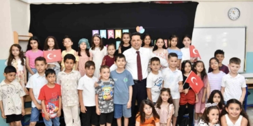 Esenyurt Belediye Başkanı Özer, öğrencilerin karne heyecanına ortak oldu