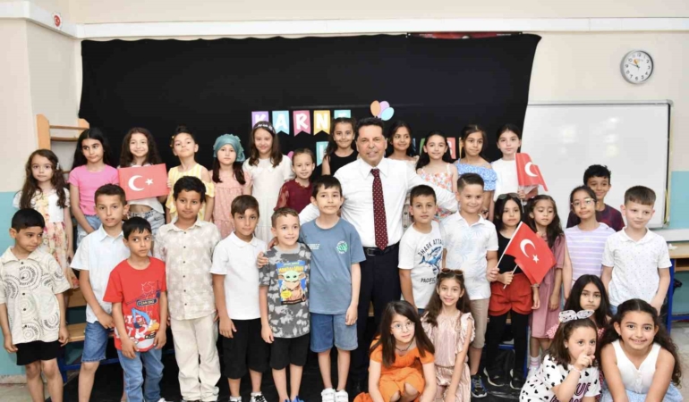 Esenyurt Belediye Başkanı Özer, öğrencilerin karne heyecanına ortak oldu