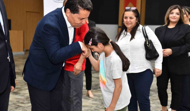 Esenyurt Belediye Başkanı vatandaşlarla bayramlaştı