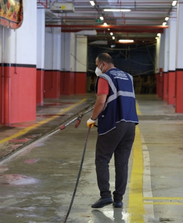 Esenyurt Belediyesi kurban kesim alanlarında temizlik seferberliğini sürdürdü