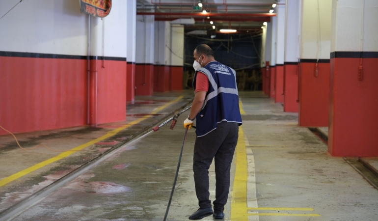 Esenyurt Belediyesi kurban kesim alanlarında temizlik seferberliğini sürdürdü