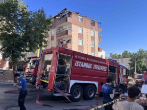 Esenyurt’ta 5 katlı binanın çatısı alev alev yandı