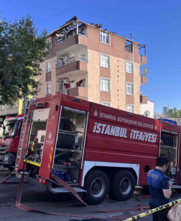 Esenyurt’ta 5 katlı binanın çatısı alev alev yandı