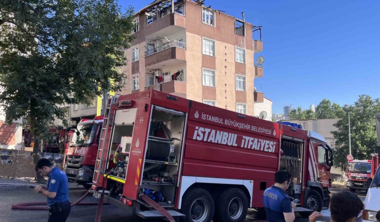 Esenyurt’ta 5 katlı binanın çatısı alev alev yandı